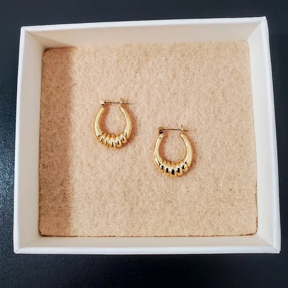 Scalloped Oval Ribbed Huggie Hoop Earrings - 14k Yellow Gold - Vintage